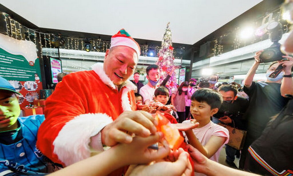 「東森爸爸」王令麟化身聖誕老公公，與長期關懷的偏鄉學童一起同樂，氣氛相當溫馨。