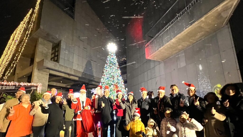 東海大學聖誕點燈儀式飄下白雪後，象徵東海拉開盛大的誕序幕。（圖/東海大學提供）