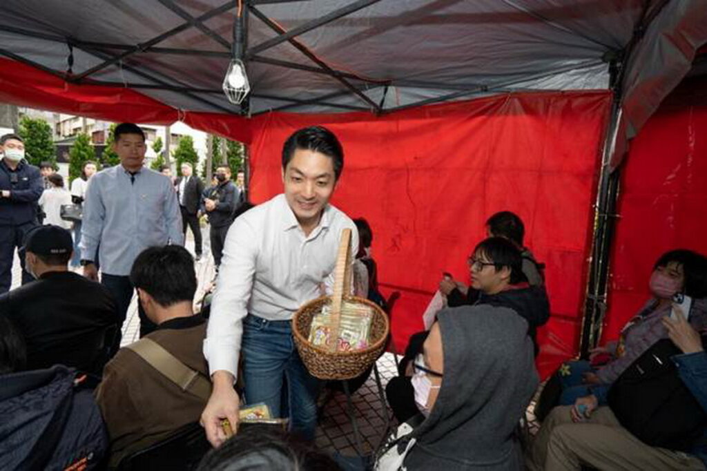 捐血公益大使 蔣萬安 市長 致贈愛心民眾暖暖包