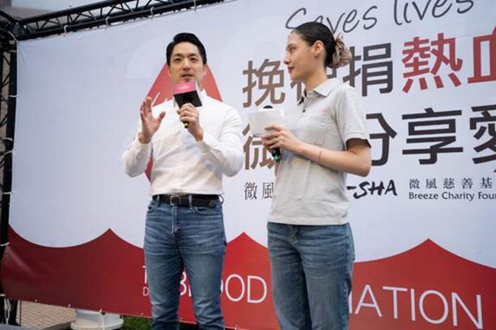 捐血公益大使  蔣萬安市長 與微風女神佟凱玲快閃直播