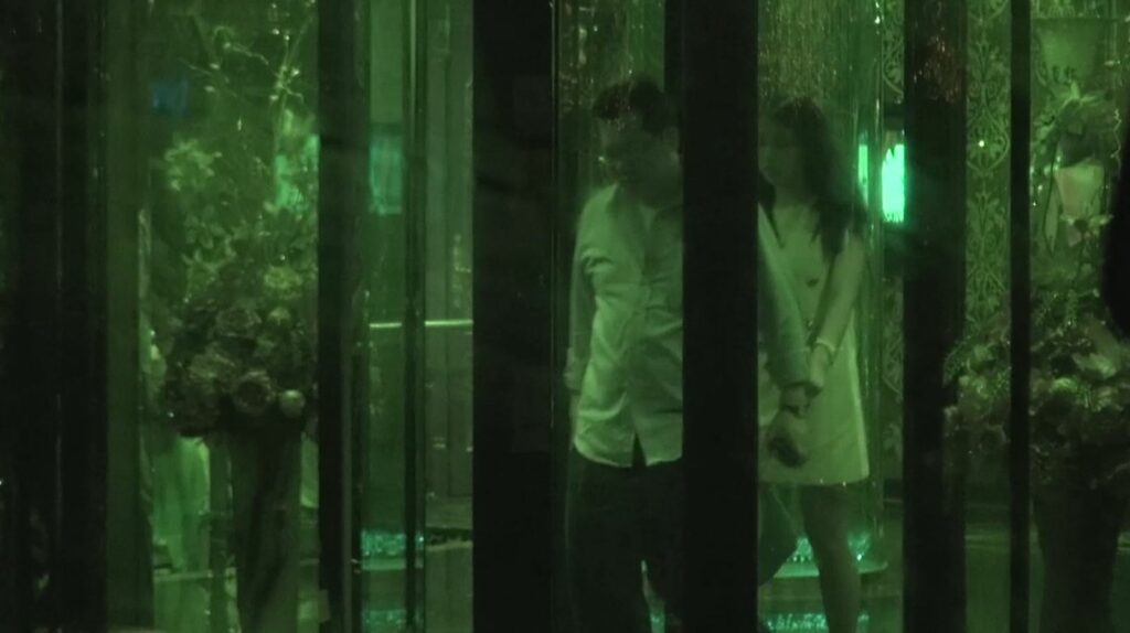 影片3截圖:男子和該名女子從建築物走出，畫面中男子服裝、身形與後續影片相符（影片來源:爆料信)