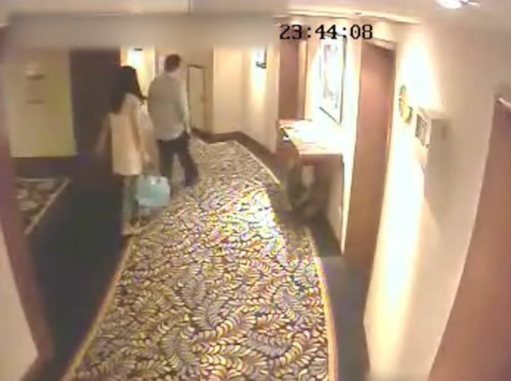 影片7截圖:監視器畫面，上方有標記時間23:44:05，男子和該名女子在電梯間走出，旁邊是一間一間的房間，看起來疑似酒店的走廊（影片來源:爆料信)