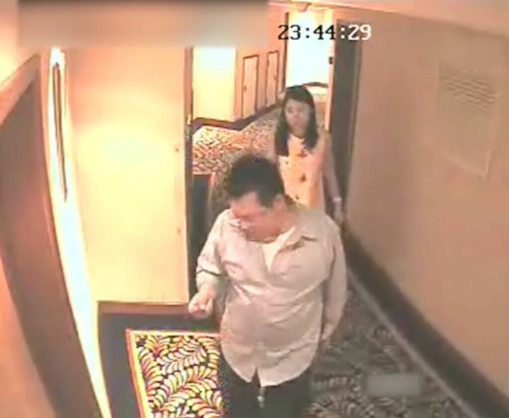 影片8截圖:監視器畫面，影片開始的標記時間為23:44:23，男子和該名女子走到房間門口，由男子開門，二人一前一後進入房內（影片來源:爆料信)