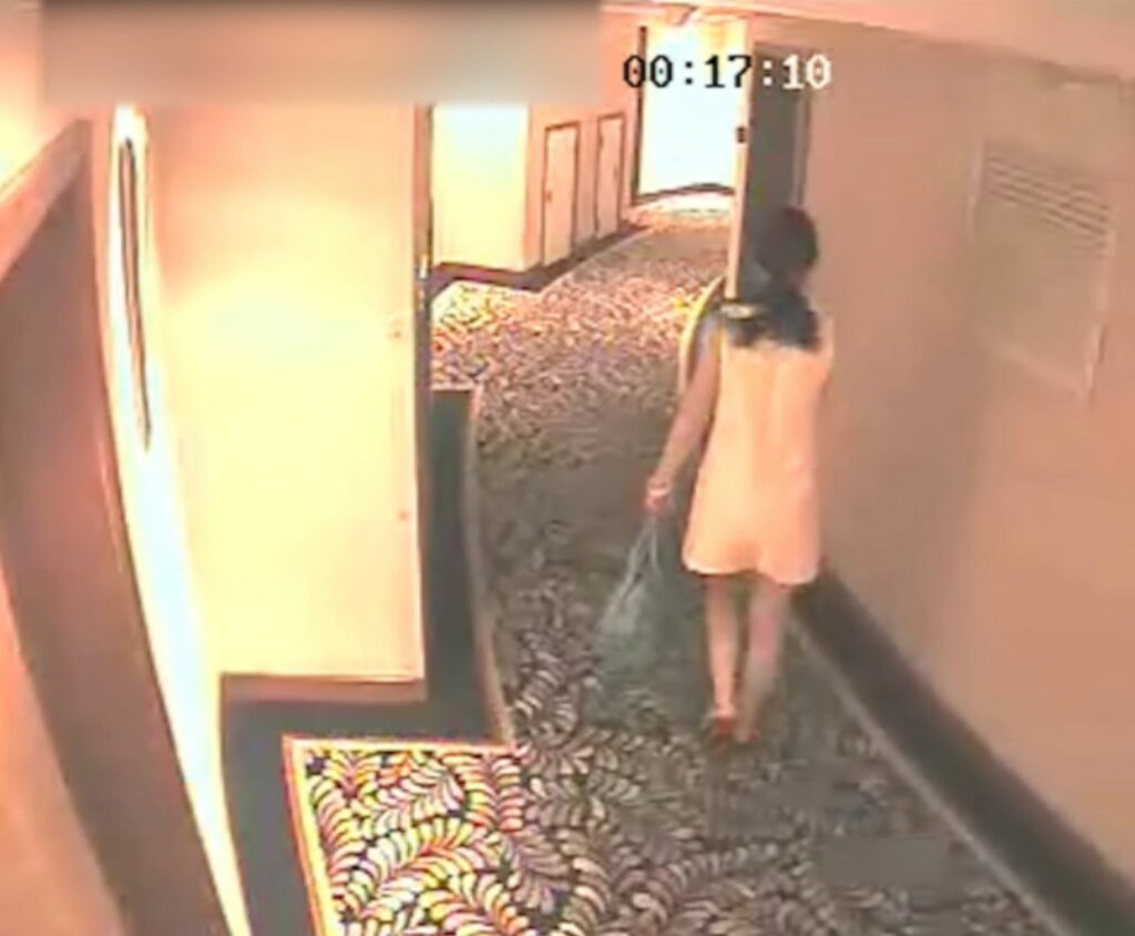 影片9截圖:二台監視器畫面，開始的時間標記是00:17:01，女子單獨走出房間，走到電梯間離開。（影片來源:爆料信)