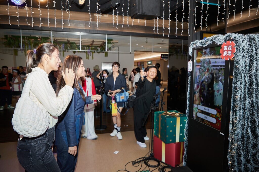 「星光聖誕村」設有觸控式互動螢幕拍照區，包括網球國手詹詠然、詹皓晴也來體驗拍照樂趣。(圖/台北車站東森廣場提供)