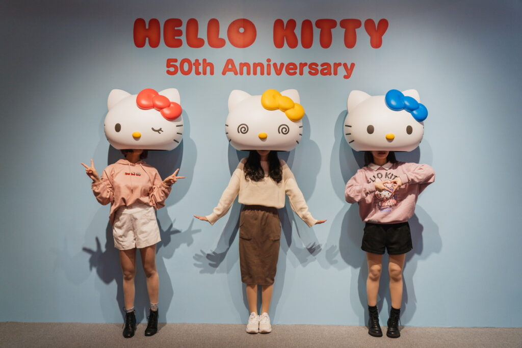 「百變互動區」裡戴上Hello Kitty可愛表情頭套，一起趣味合照（時藝多媒體提供）