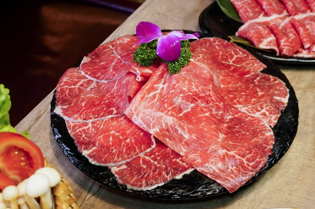 「美國SRF極黑和牛雪花」脂肉分布如大理石般細緻，肉汁豐沛、肉質軟嫩