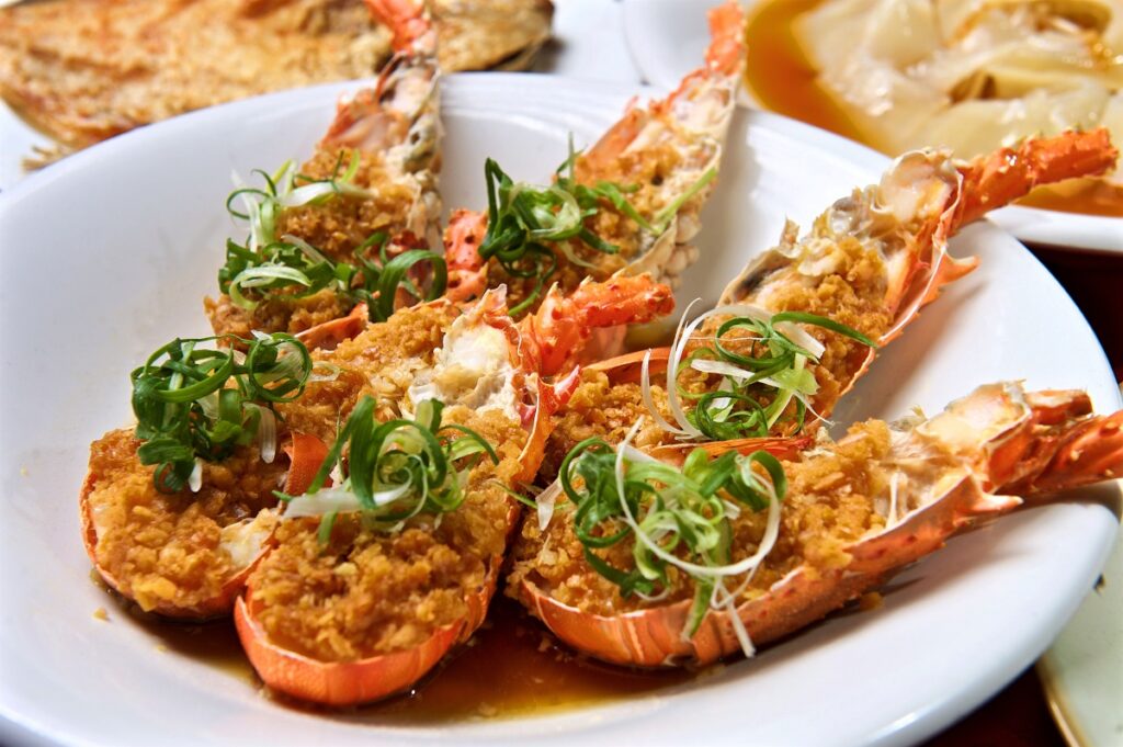 「蒜香蒸龍蝦」選用新鮮活體小龍蝦，搭配主廚秘方烹調，鮮甜又彈牙。（圖／潮品集潮州料理餐廳提供）