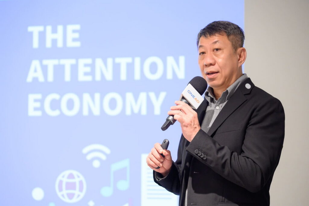 OneAD 總經理葉毓輝分享注意力經濟概念，強調 OneAD 運用 AI 科技率先推出「注意力衝擊指標」。
