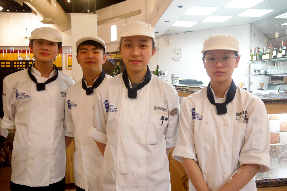 主廚之家金牌套餐設計團隊，由左至右分別為顧哲銓、徐承睿、何苡瑄、李姸臻。