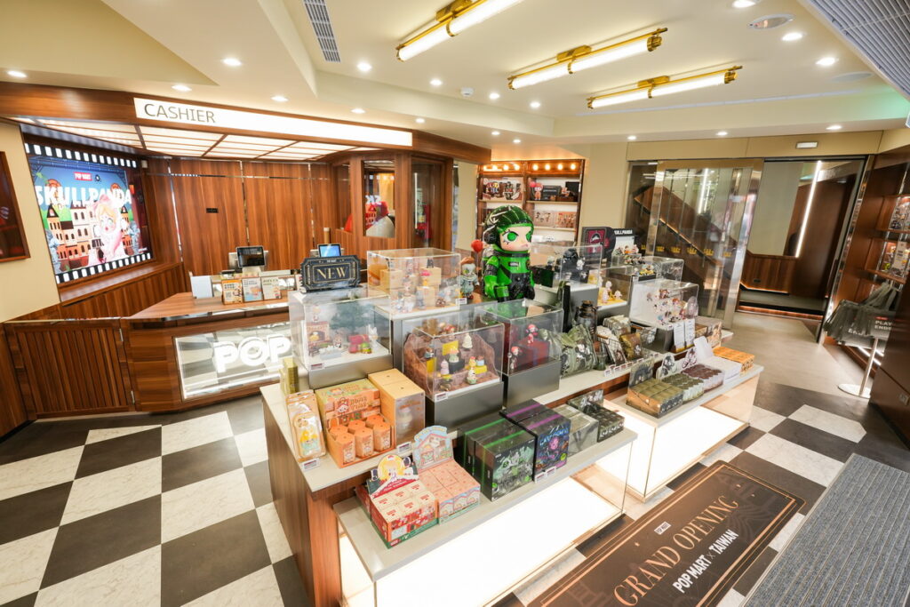 作為全球第三間旗艦門市，各層樓經過精心規劃，分區展示販售不同類型的商品。