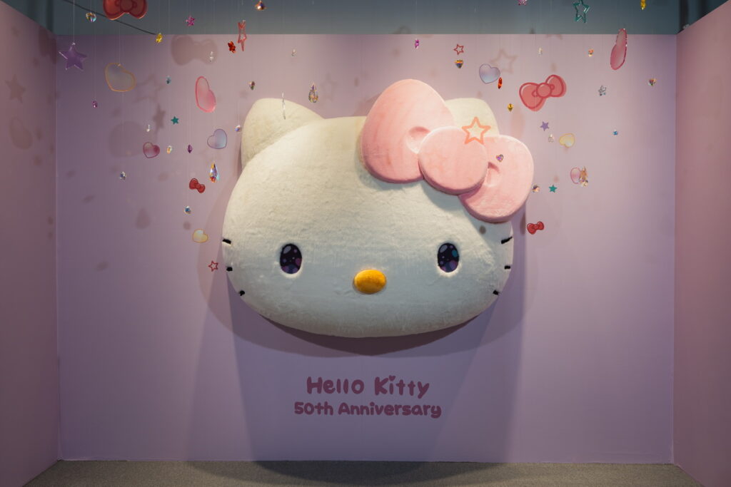 入口展示超巨大Hello Kitty頭雕裝置（時藝多媒體提供）