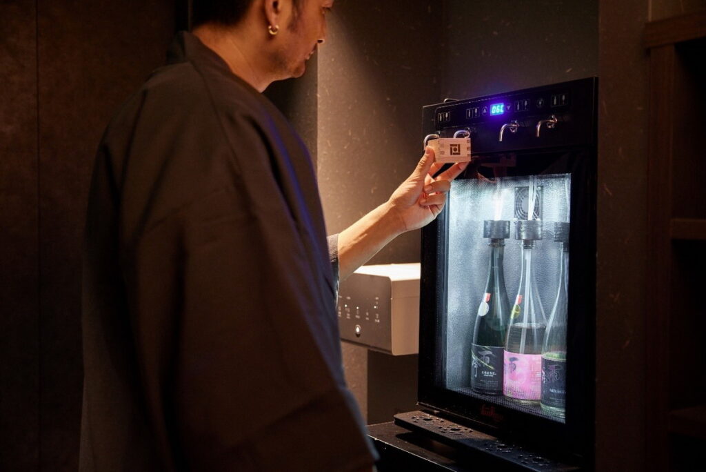 SAKE BAR HOTEL淺草在客房樓層也設有供酒機，讓住客暢飲日本酒。（©SAKE Bar Hotel ASAKUSA）