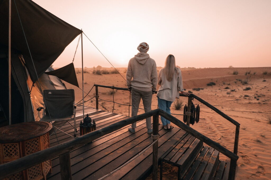 旅客可在杜拜踏上難忘的沙漠過夜之旅，體驗沙漠飆沙與騎駱駝等驚險刺激活動 。(圖片取自杜拜經濟旅遊部)