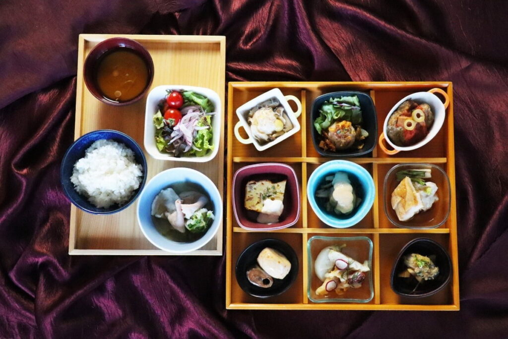 以精緻小碟裝盛菜餚，「銀座朝食實驗室」質感滿載。（©Ginza Choshoku Lab）