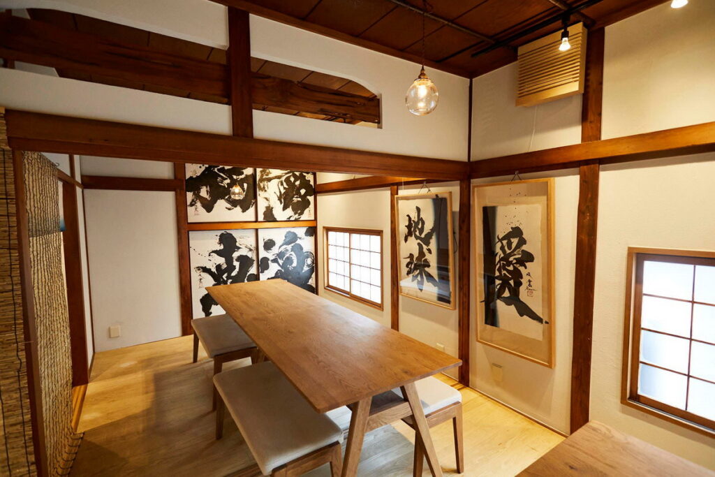 「MISOJYU」二樓座位區裝飾著名書法家武田雙雲揮毫作品，視覺強烈而撼動人心。（ⒸMISOJYU）