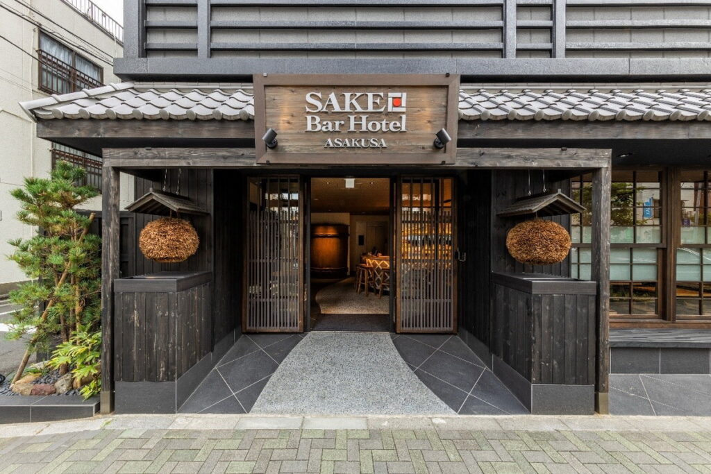 鄰近淺草寺的SAKE Bar Hotel淺草是一家針對外國人觀光客設計的飯店。（©SAKE Bar Hotel ASAKUSA）