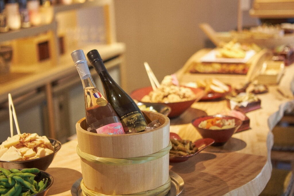 SAKE BAR HOTEL 淺草提供日本酒外，也獻上美味下酒菜。（©SAKE Bar Hotel ASAKUSA）