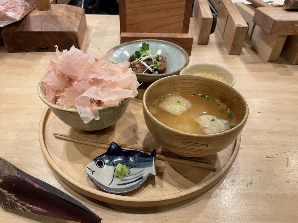 「鰹魚食堂」的套餐提供鰹魚多樣吃法，製成小菜之外，湯也以柴魚熬煮而成。（ⒸKatsuo Shokudo）