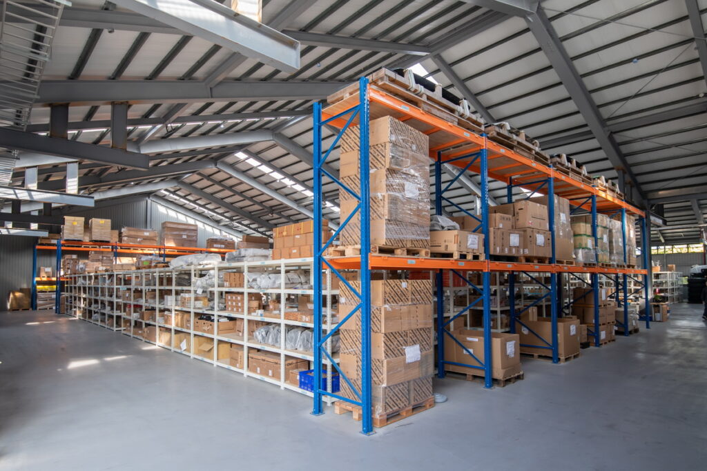 500坪零件庫房，完備各式零組件，結合IVECO完善的全球客戶供應零件體制，維修保養