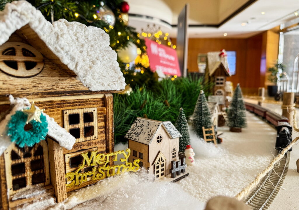 JR東日本大飯店台北以JR新幹線為發想設計車軌環繞飯店大廳一樓聖誕樹有著帶領乘客一同旅遊的意涵。