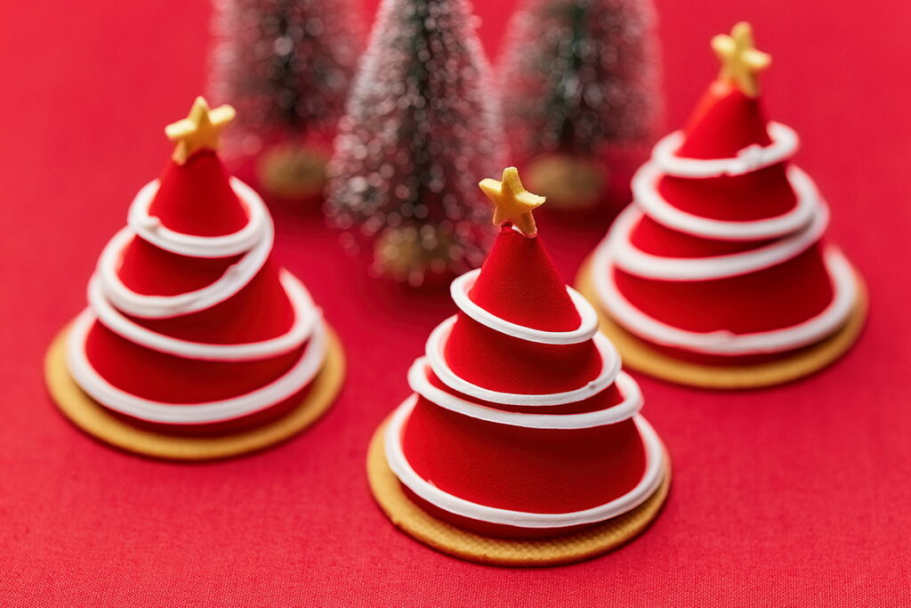 JR東日本大飯店台北精心製作的「星光聖誕樹」是香甜的櫻桃與綿密慕斯結合，令人陶醉。