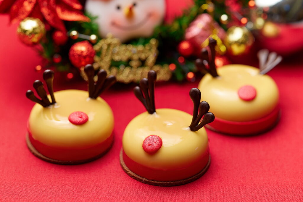 _JR東日本大飯店台北聖誕甜點「聖誕麋鹿」是濃郁巧克力結合榛果柑橘奶凍及香濃榛果。