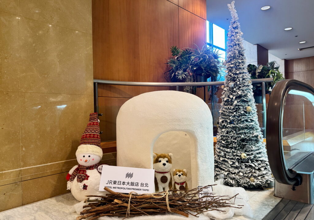除了傳統聖誕樹外, JR東日本大飯店台北聖誕佈置特別以日本秋田縣的橫手雪屋及秋田犬為佈置溫馨可愛日本橫手雪屋。