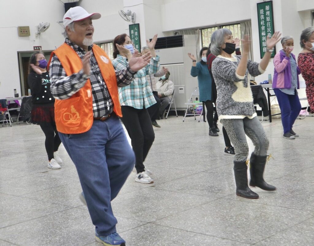 在伊甸的課程安排下，田伯伯每天與長輩們唱古調、跳健康操，生活充滿活力。(伊甸基金會提供)_
