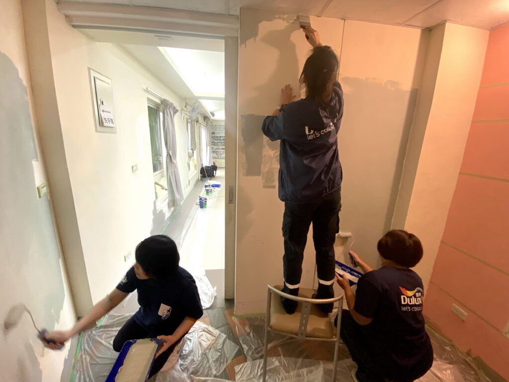 得利塗料台灣職員榮光育幼院進行全面塗刷改造，為榮光育幼院學生賦予全新的「家」