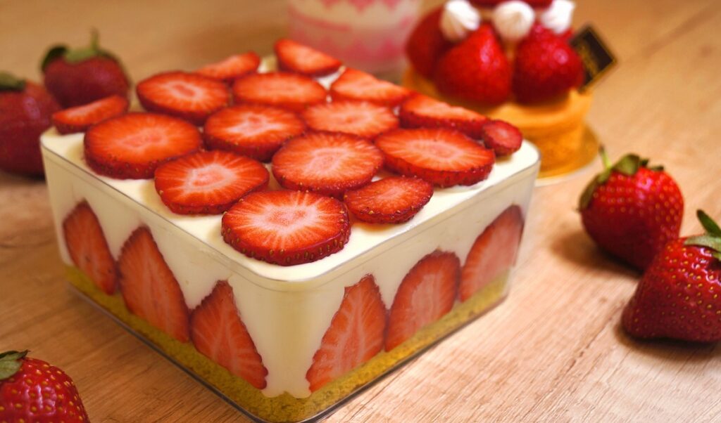 新品「草莓寶盒」鋪滿兩層新鮮草莓，搭配主廚改良的手指蛋糕及馬斯卡邦，層次口感分明，新品售價299元。（圖／普諾麵包坊．忠孝店提供）
