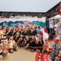 東森集團「愛的早餐聖誕點燈動」今年移師到台北車站「東森廣場」舉行，聖誕裝置為中