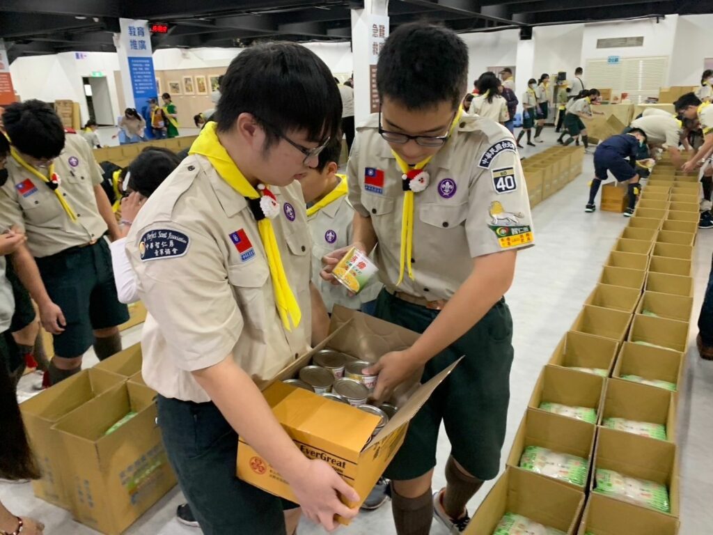 童軍團分別至安得烈慈善協會台北總部及台中辦事處進行物資捐贈及食物箱包裝作業