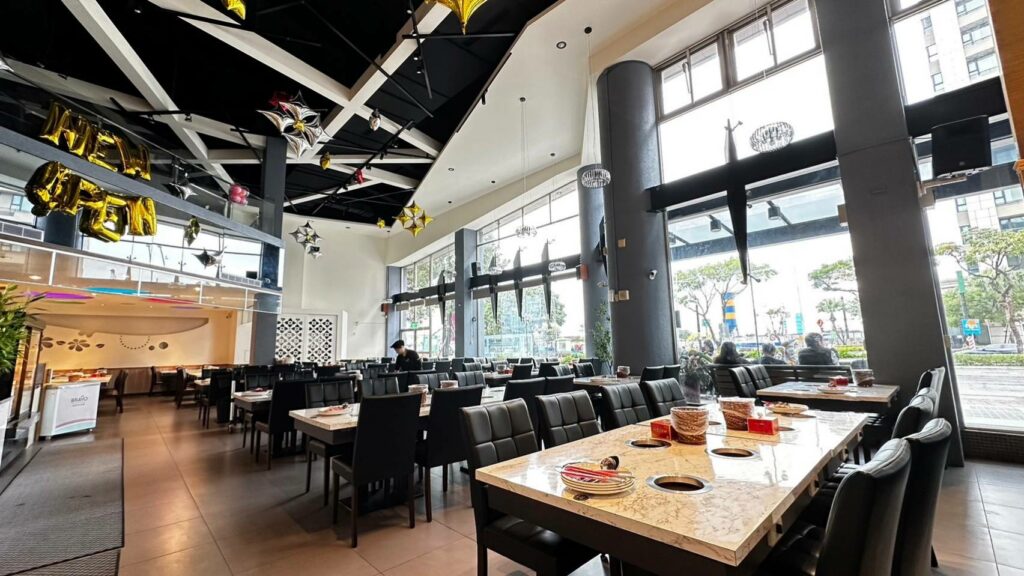 羽葉麻辣火鍋三重店 可容納384個座位打造溫馨舒適的用餐空間。