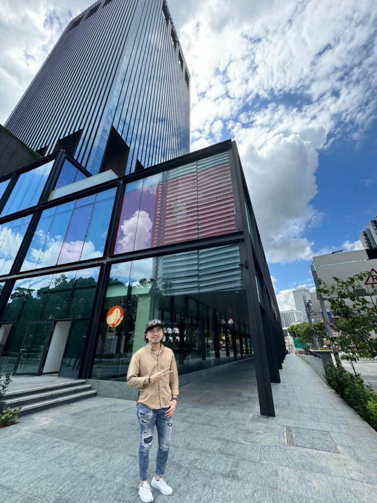 路易莎新加坡旗艦店選址在國浩城中城（Guoco Midtown）一樓大面寬三角窗