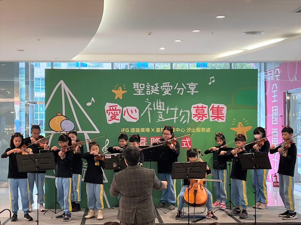 金龍國小弦樂團演出增添聖誕歡樂氣氛。
