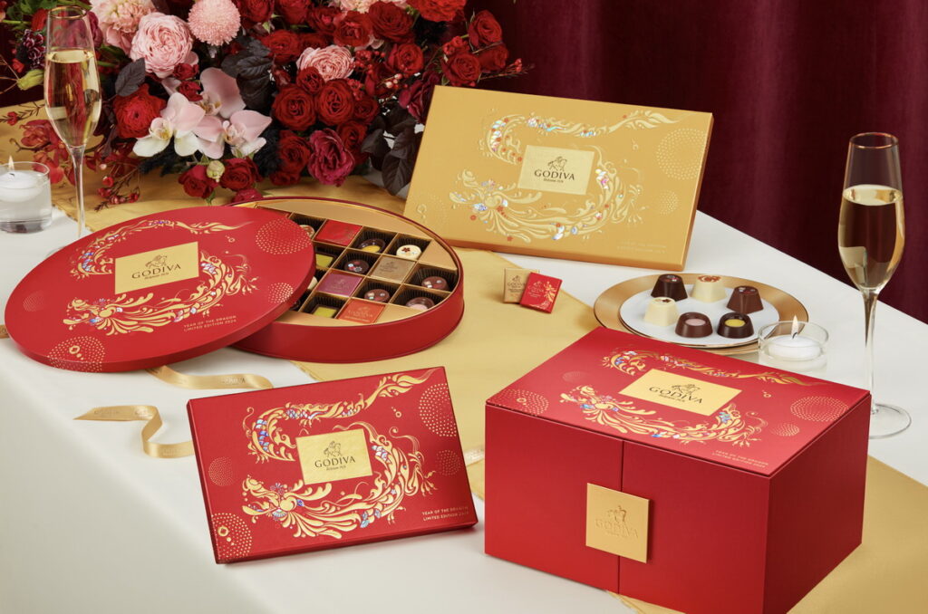 GODIVA 新年禮盒以磅礡非凡氣勢〝龍〞重登場,禮盒設計奢華精緻,巧妙融合東方傳統元素與歐式生活美學,呈現出與眾不同、韻味悠長的絕佳質感,不只璀璨,更添喜氣,絕對是餽贈商業夥伴、親友的心意之選!