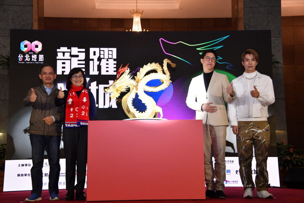 林奕華副市長(左2)、紙雕藝術家杜清祥(左1)、策展人劉治良(右2)、音樂製作人K6劉家凱(右1)共同為主燈揭幕