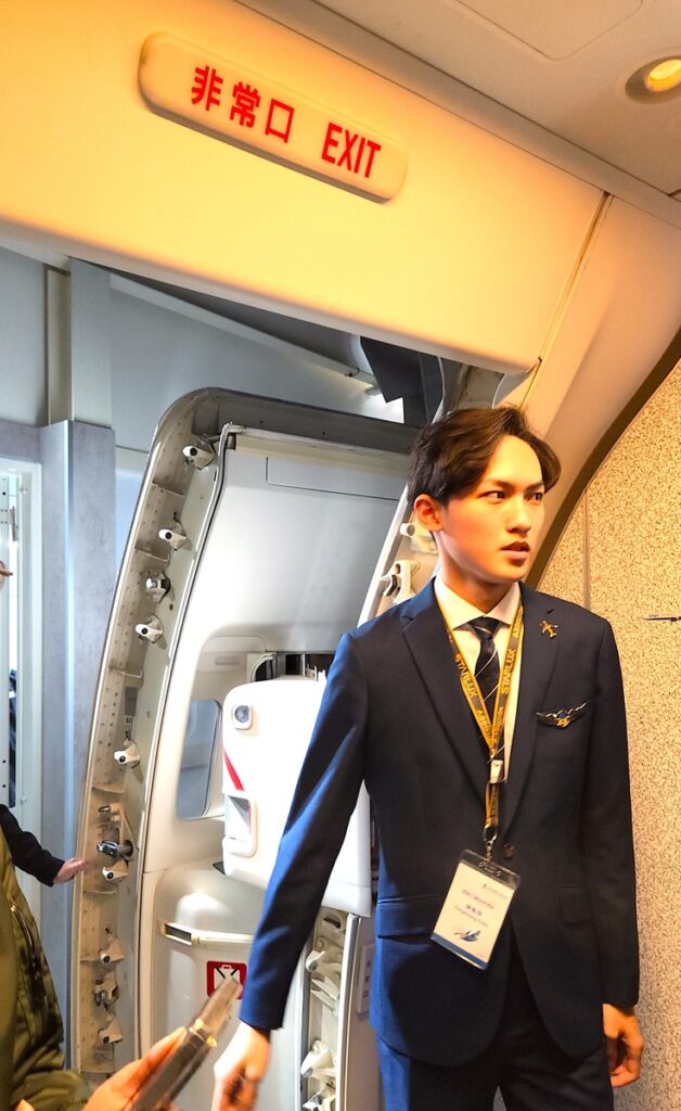 朝陽科大「飛航情境模擬教室」模擬波音777客艙內緊急出口。（圖/陳惠玲攝影）