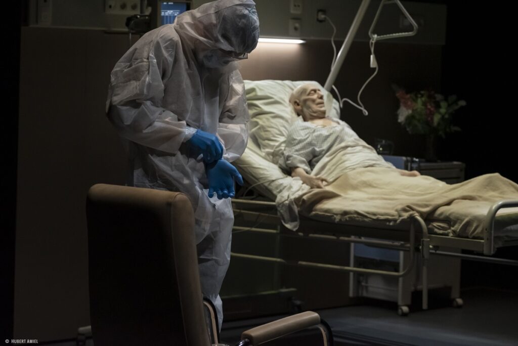 比利時靜物劇團《這就是人「身」啊！》第一場：醫院垂死的老人。（圖/歌劇院提供© Hubert Amiel）