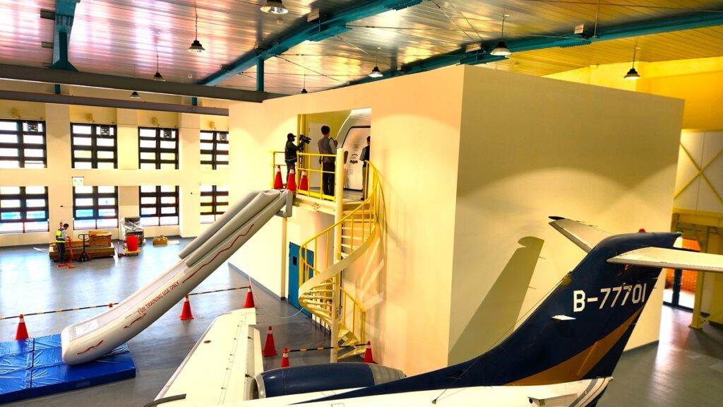 朝陽科技大學斥資千萬以實體除役波音777機身打造的「飛航情境模擬教室」（圖/陳惠玲攝影）