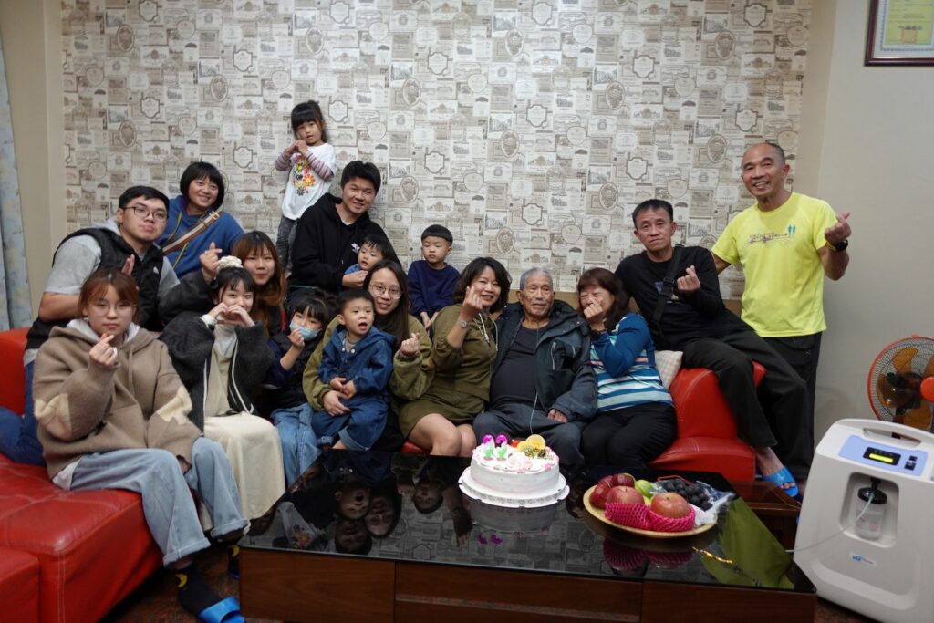 2月就是黃阿公93歲的生日，在伊甸圓夢憩旅期間，家人精心準備慶生派對，給阿公一個驚喜。圖/伊甸基金會