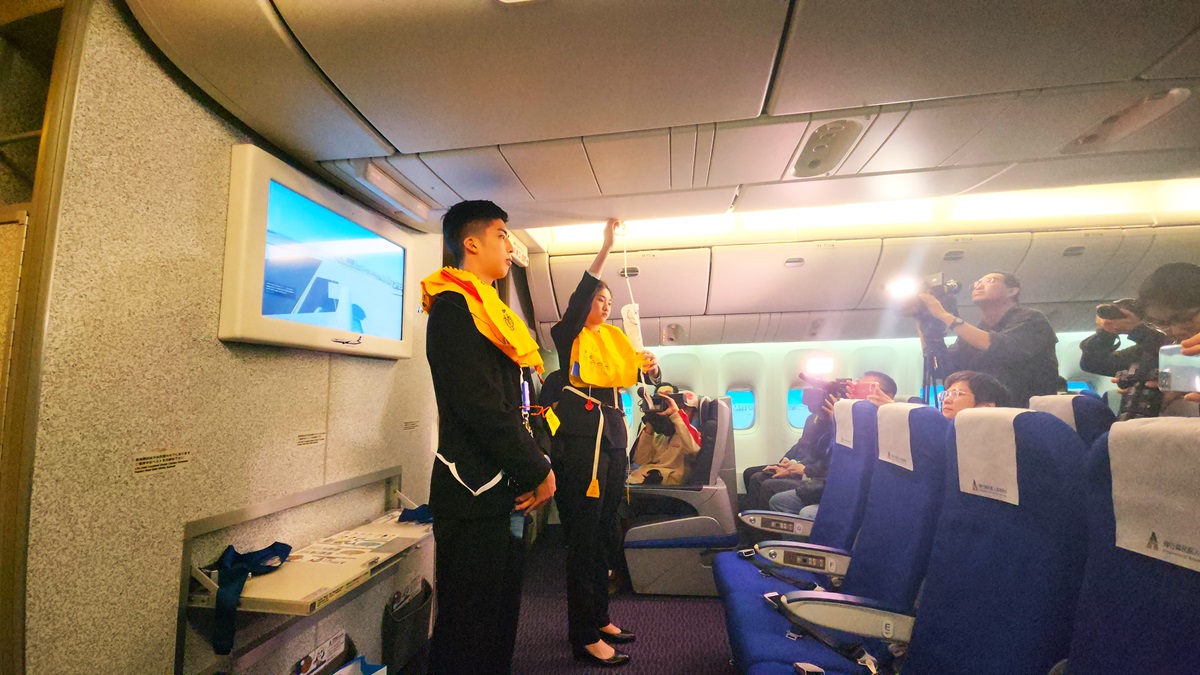 朝陽科技大學「飛航情境模擬教室」學生以機艙工作人員身分進行示範說明。（圖/陳惠玲攝影）