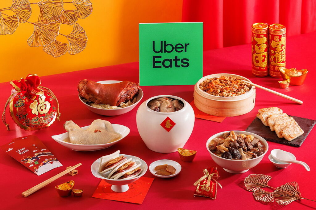  Uber Eats 攜手大潤發、全聯、家樂福、優市等商家合作夥伴，提供眾多冷凍冷藏經典年菜商品，消費者輕鬆加熱即能享有一桌豐盛又應景年菜。（Uber Eats 提供）