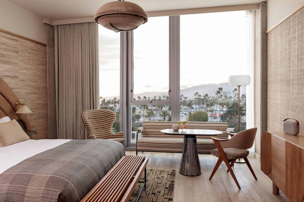  美國洛杉磯「Santa Monica Proper Hotel」奢華的客房內配備高級的設施和瑜伽露臺，讓旅人感受內心的平靜。(圖片由Boo...