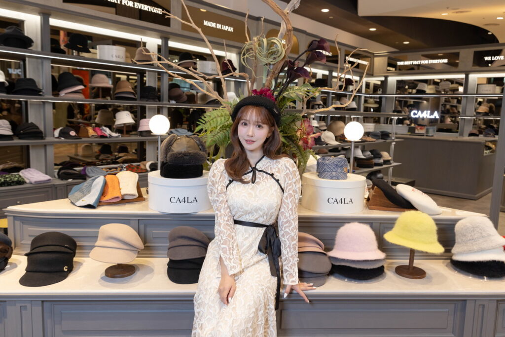 服飾品牌「MISTREASS」的日本藝人・三上悠亞來台，於1月27日（六）在CA4LA門市舉辦了粉絲拍照見面會。
