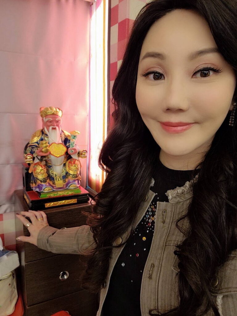命理師沈嶸常年有拇指外翻問題，隨著時間日益嚴重