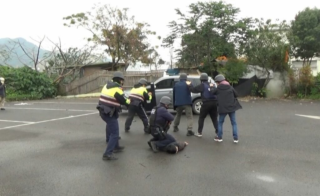 歹徒被警方車輛逼入圍捕點後與警方對峙