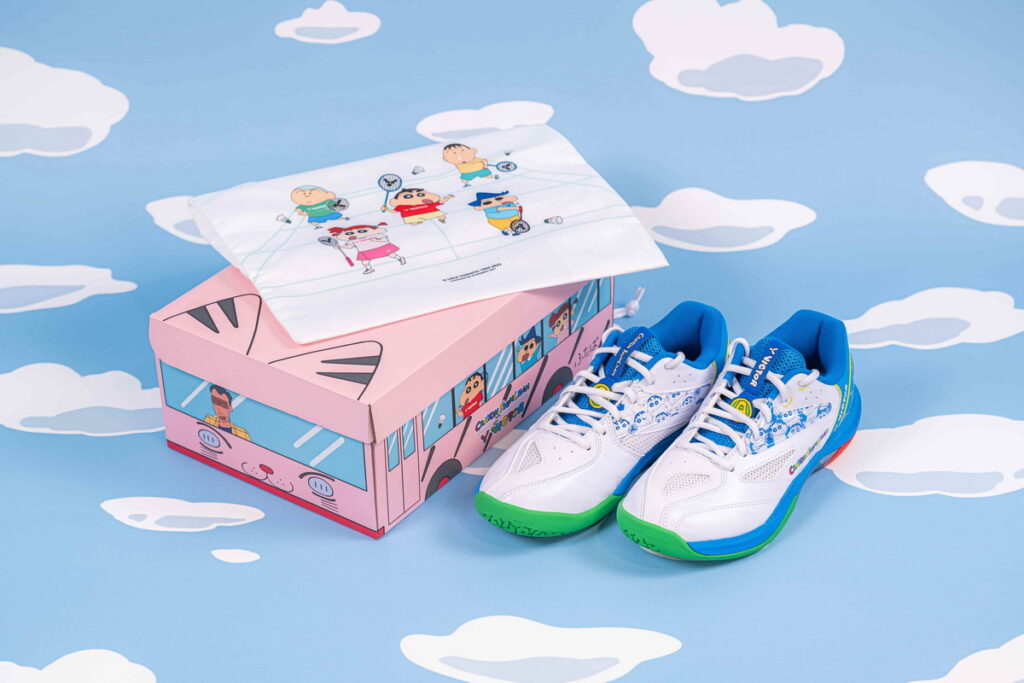 VICTOR推出成人與兒童兩款蠟筆小新聯名羽球鞋 可自由替換鞋後跟布章 並搭配校車造型鞋盒