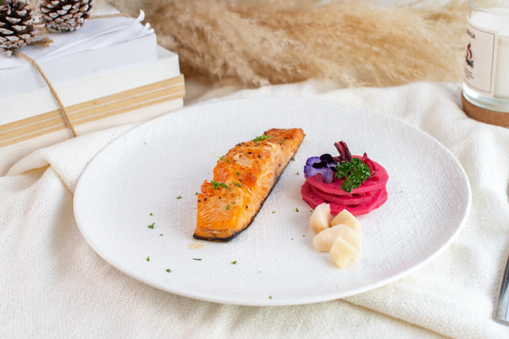 冬季的「挪威鮭魚佐醃漬嫩薑」，特別選用新鮮挪威鮭魚，將鮭魚煎到香酥，經過適量調味帶出魚肉鮮甜，搭配酒店自製醃漬嫩薑，多了一點清爽口感。(圖-將捷金鬱金香酒店 提供)